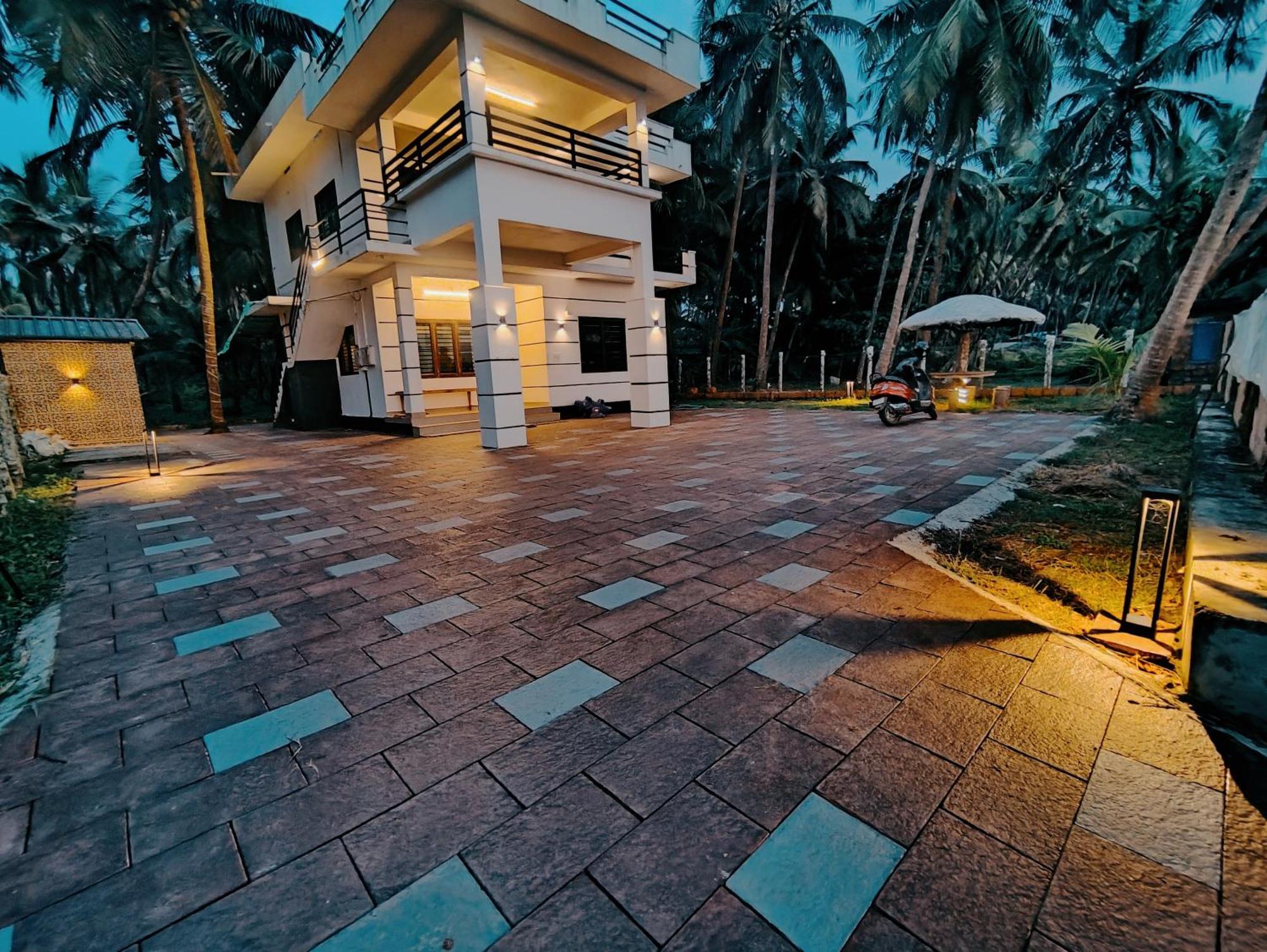 Corniche Beach Resort Mulappilangad Номер фото